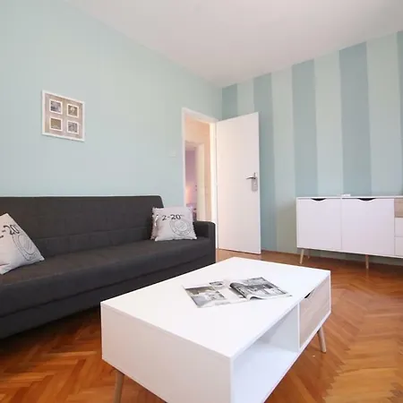 In With Seaview, Balcony, Air Condition, Wifi Apartment Vinisce