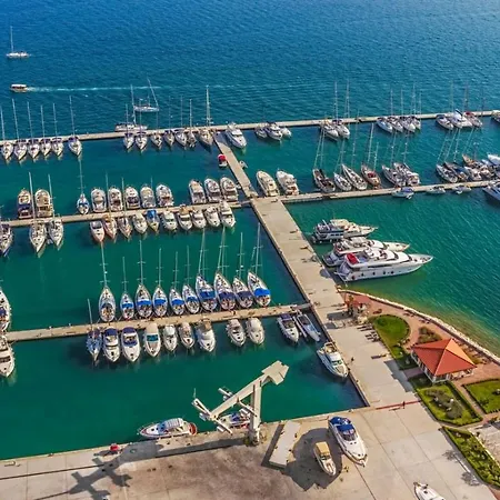 In With Seaview, Balcony, Air Condition, Wifi Винишче