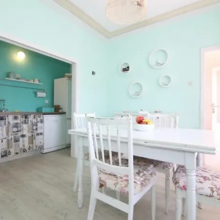In With Seaview, Balcony, Air Condition, Wifi Винишче